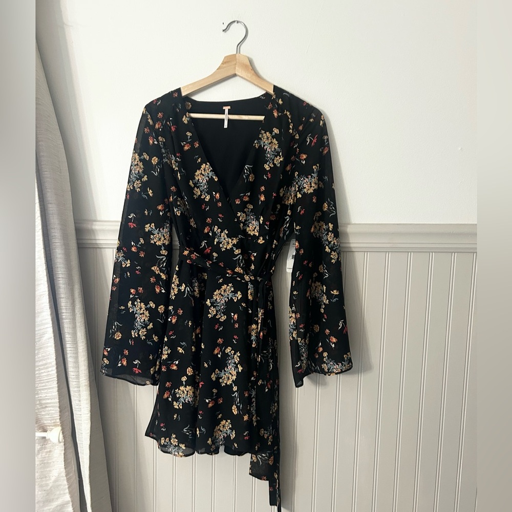 ⭐️ NEW Free People Lilou Floral Black Wrap Chiffon Mini Dress Medium Boho - Picture 2 of 6